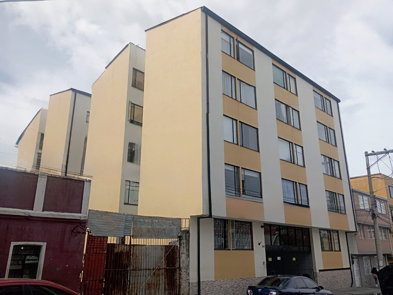 Experimente la Calidad Impermeabilizacion de Fachada color amarillo oro