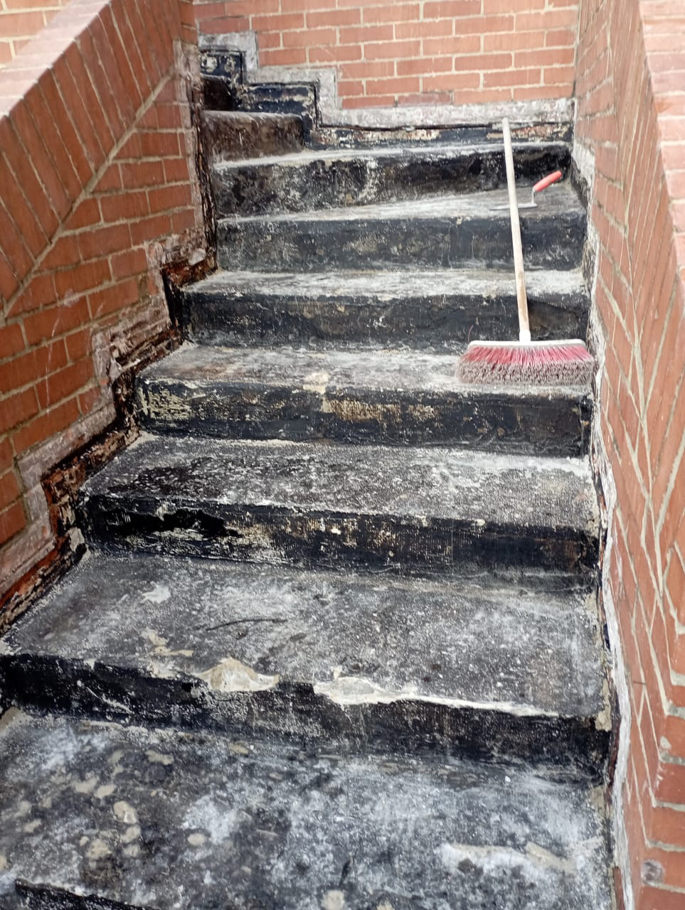 Impermeabilizacion de escaleras, limpieza de enchape antiguo
