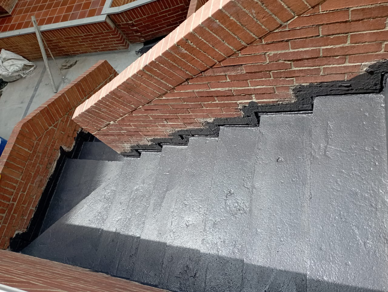 Impermeabilizacion de escaleras, color negro