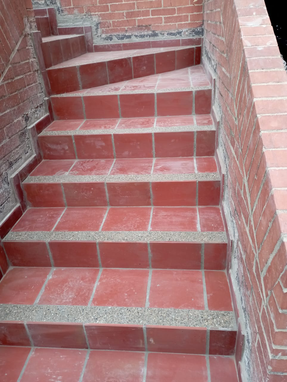 Impermeabilizacion de escaleras, limpieza de nuevo enchape