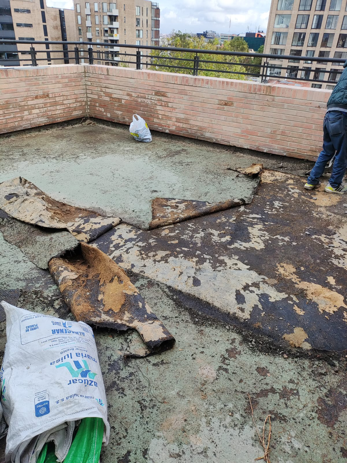 Retiro de material antiguo y limpiaza para Impermeabilizacion de Terraza y Enchape